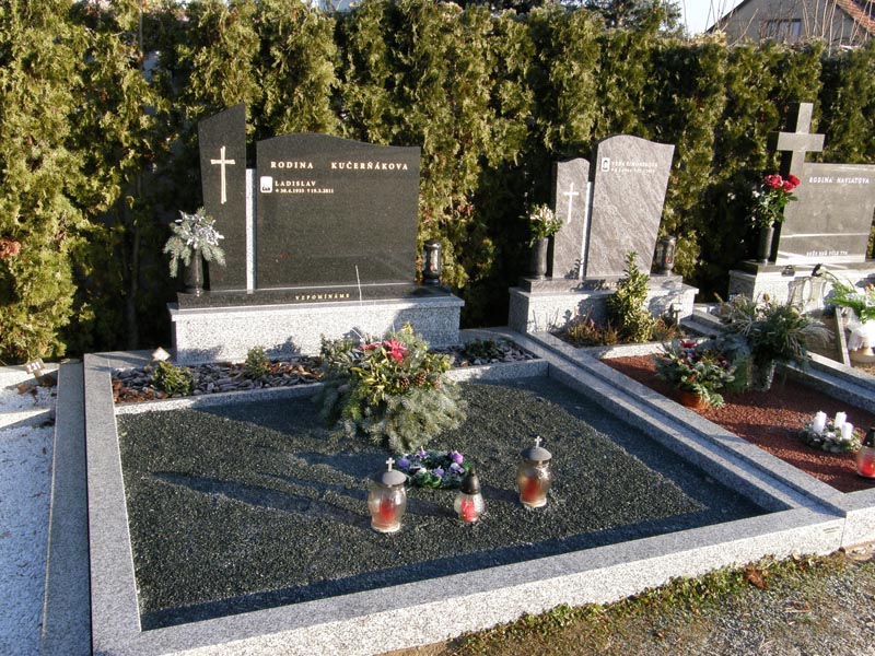 Pomník s doplňky